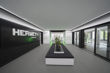 Exposición Hermet 10 Ventanas sede central