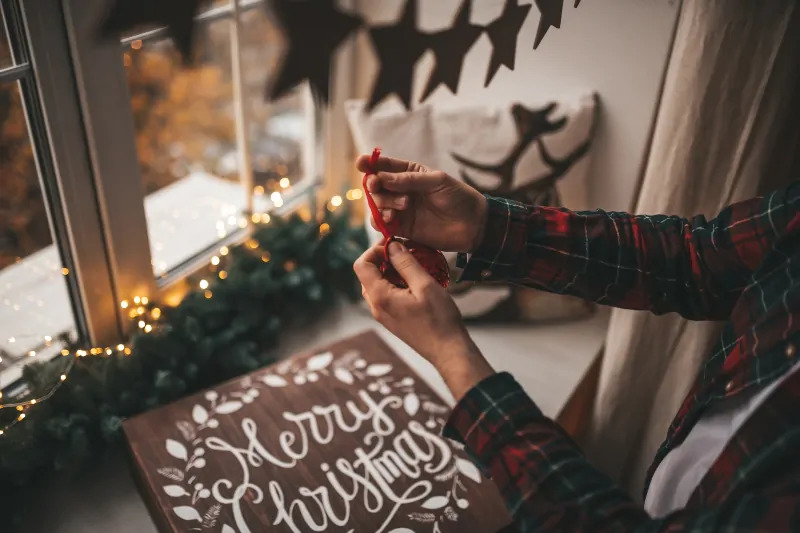 Decoración ventanas Navidad espumillón con luces en el alféizar