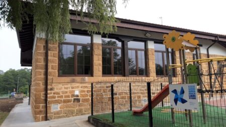 Ventanas de PVC con barrotillos en un txoko de Lezama, en Bizkaia