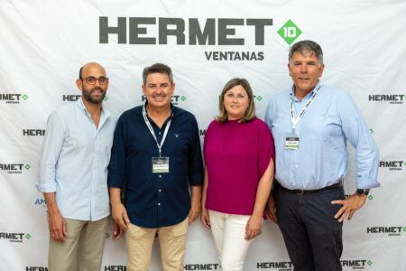 Alberto Pérez, teniente de alcalde y delegado de Participación Ciudadana y Fiestas del Ayuntamiento de Lebrija; Miguel Ángel Silva, responsable de Delegación Hermet 10 Sevilla; Teresa Serrano, teniente de alcalde y delegada de Consumo, Medio Ambiente, Bienestar Social y Seguridad Ciudadana del Ayuntamiento de Lebrija; y Sinfo Oliva, director comercial de Hermet 10 en evento para profesionales de la construcción