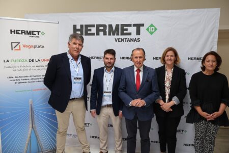 Sinfo Oliva, director comercial de Hermet 10; Ramón Vega Plata, gerente de Vega Plata; José María Román, alcalde de Chiclana; Manuela Pérez, delegada de Fomento Económico; y Ana González, primera teniente de alcalde