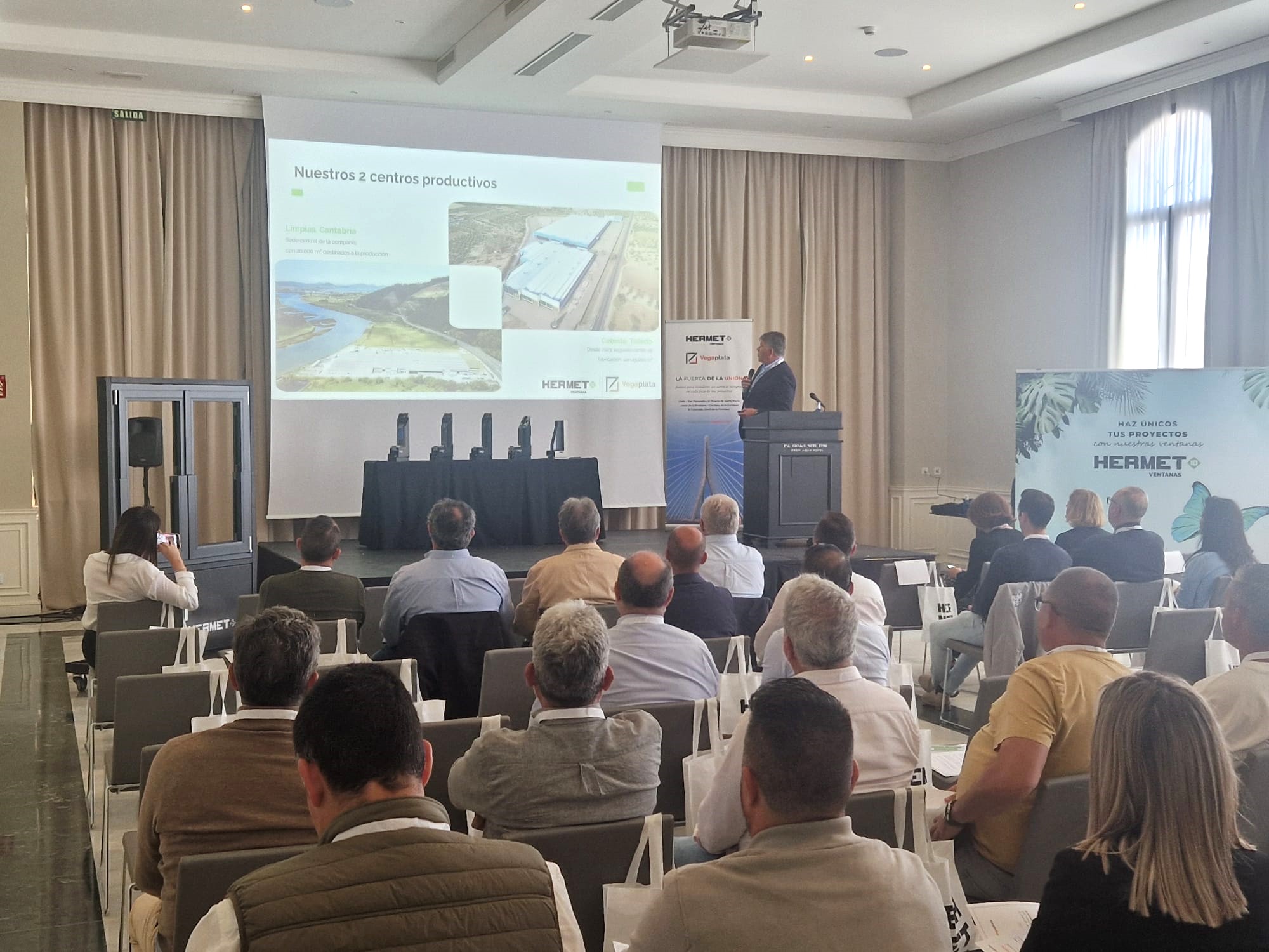 Sinfo Oliva, director comercial de Hermet 10, durante su presentación a profesionales de la construcción de Cádiz en Chiclana de la Frontera