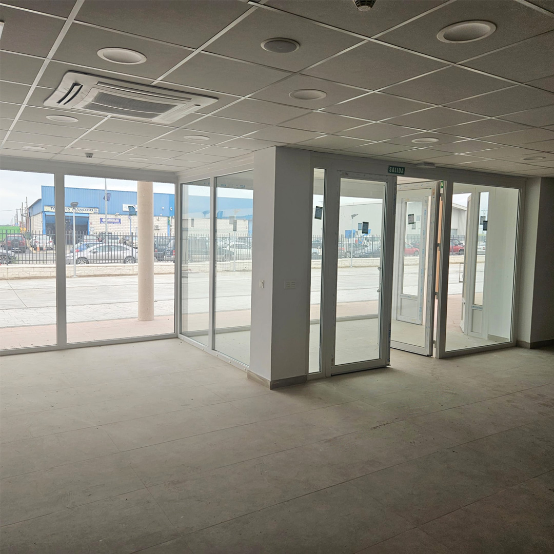 Acceso interior residencia de mayores de Saucedilla (Cáceres) con ventanas y puertas PVC Hermet 10
