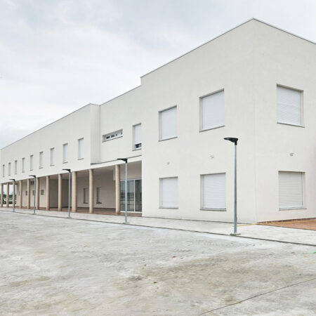 Fachada principal residencia mayores de Saucedilla, Cáceres, con ventanas de PVC y persianas Hermet 10 instaladas