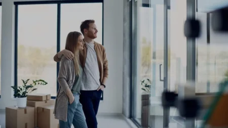 Pareja recibiendo asesoramiento en tienda de Hermet 10 para elegir la mejor ventana de PVC