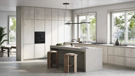 Ventana abatible de PVC en cocina moderna con isla central