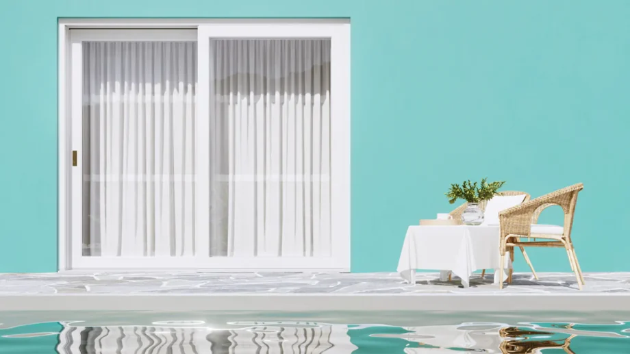 Ventana corredera de PVC blanca junto a piscina en terraza moderna