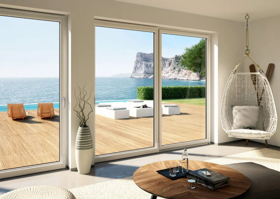 Ventanas osciloparalelas de PVC blancas con salida a terraza y piscina con vistas al mar