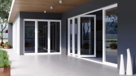 Ventanas plegables de PVC blancas en terraza cubierta moderna