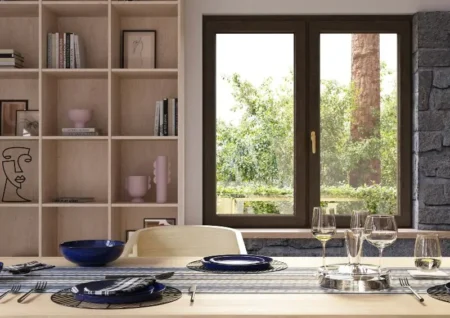 Ventana de PVC imitación madera Hermet 10 en comedor con estantería y mesa de comedor