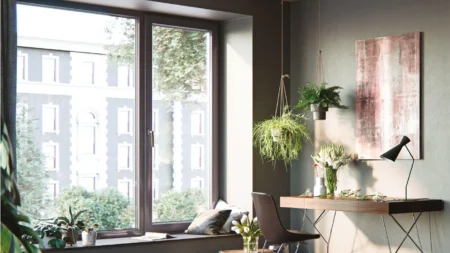 Ventanas practicables de PVC marrones en comedor con plantas colgantes