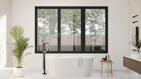 Ventana KIOM con apertura microventilación en baño